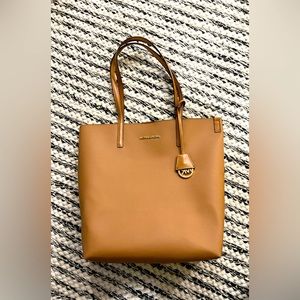 SOLD.    NEW Michael Kors Large Tote Snap Close Crossbody